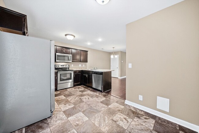 Building Photo - Nice Townhome in Governors Crossing Ready for you to Call home before Christmas