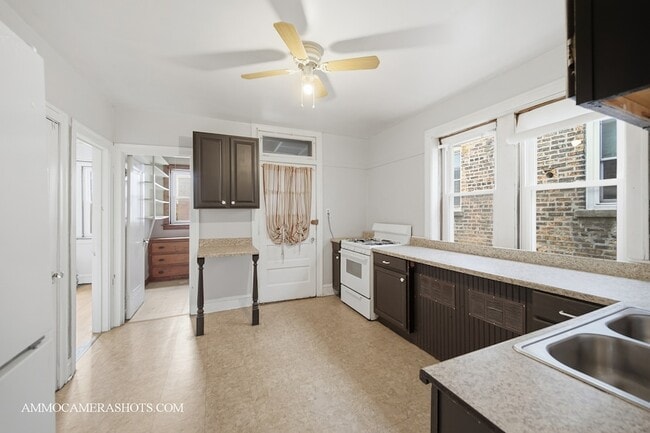 Building Photo - 2045 W Farragut Ave