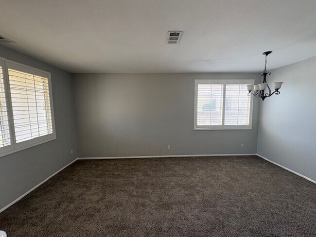 Building Photo - 4 Bedroom with NEW Carpet & Paint