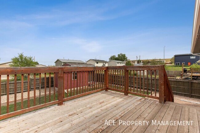 Building Photo - 520 Crazy Horse St