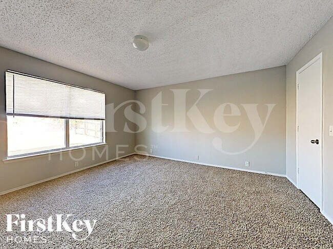 Building Photo - 1600 Shady Shores Dr