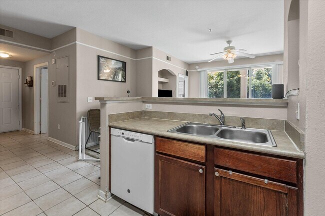 Building Photo - 2801 Chancellorsville Dr