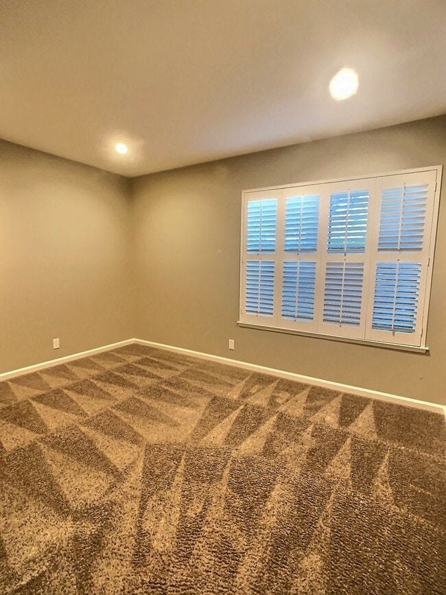 Building Photo - Dry Creek Village Townhouse!