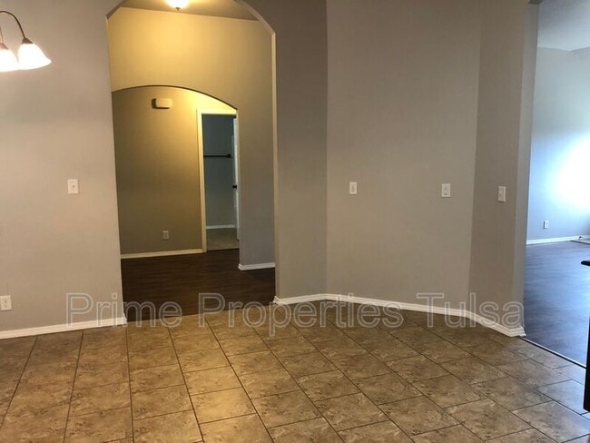 Building Photo - 14763 S Lakewood Ave