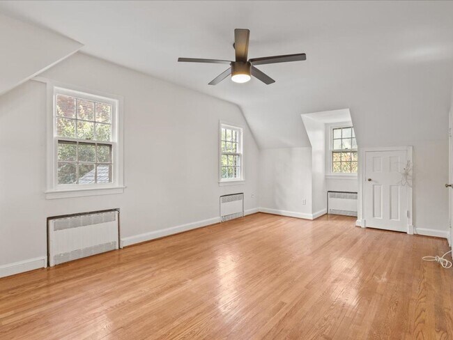 Building Photo - Vintage home with Modern finishes and fenc...