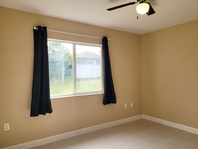 Building Photo - 3/2/2 Rental Home located centrally in Spring Hill FL 34609