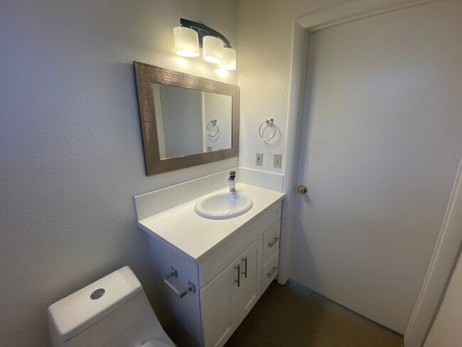 Building Photo - Renovated 2 Bedroom at La Tierra Gardens