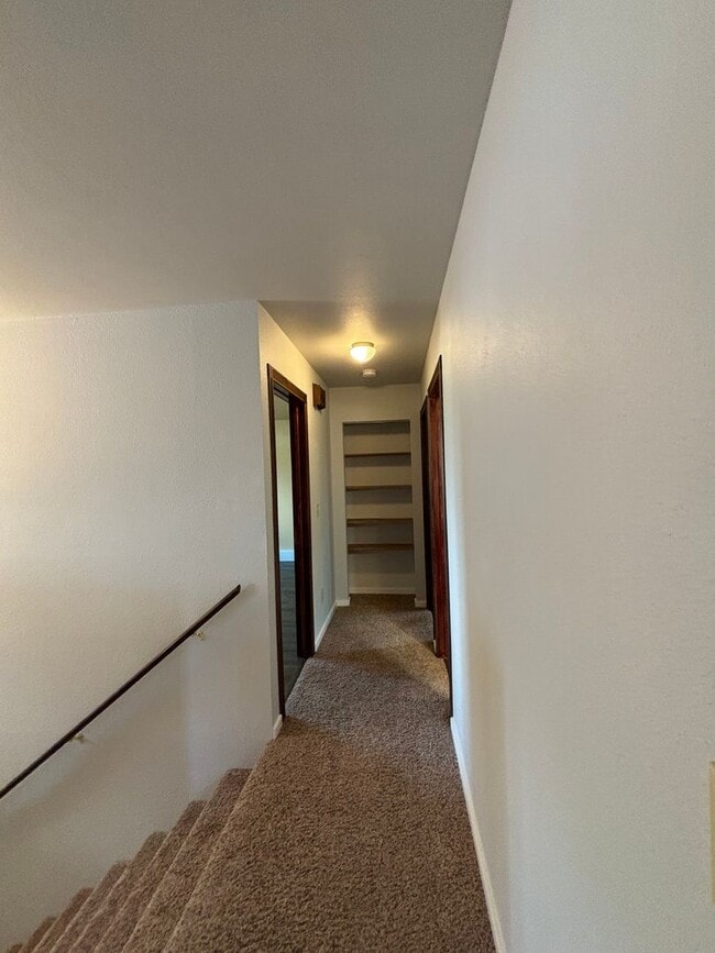 Building Photo - 3 bedroom home /  Fenced in yard / 1 Car Garage
