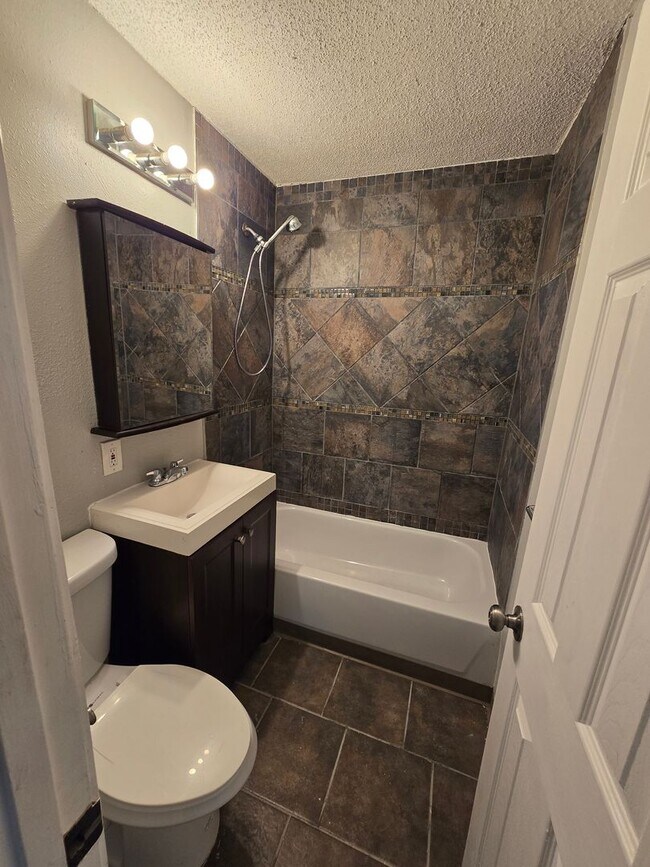 Building Photo - 2 bedrooms 1 bath renovated ready for move in