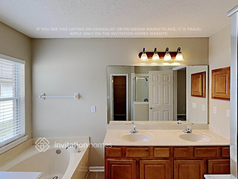 Building Photo - 3635 Live Oak Hollow Dr