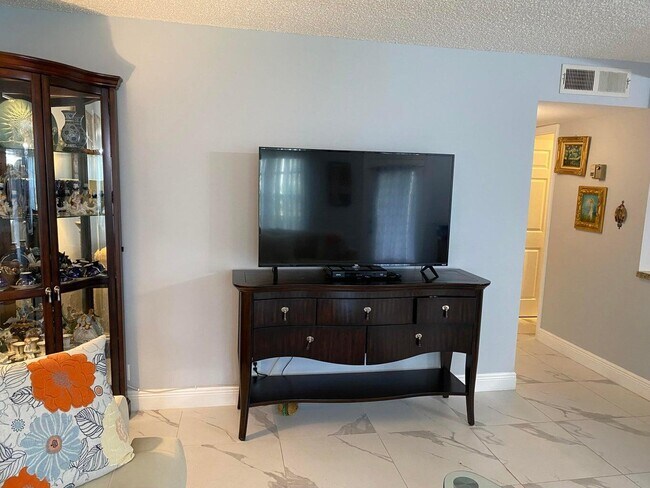 Building Photo - 579 Normandy Ln