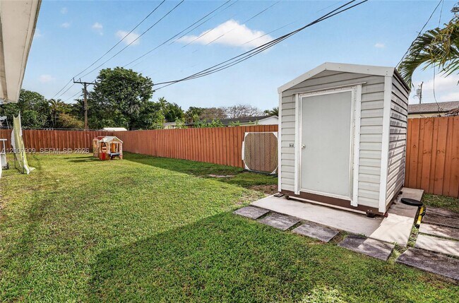 Building Photo - 4865 SW 94th Ave