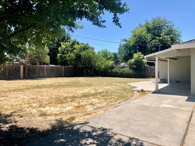 Building Photo - Nice 3 bed, 2 bath home in Carmichael