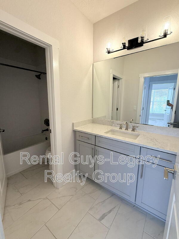 Building Photo - 409 Crestview Dr