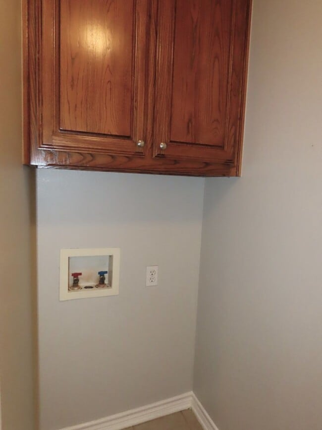 Building Photo - Gorgeous 3 Bedroom, 2 Bath Home in Flint!