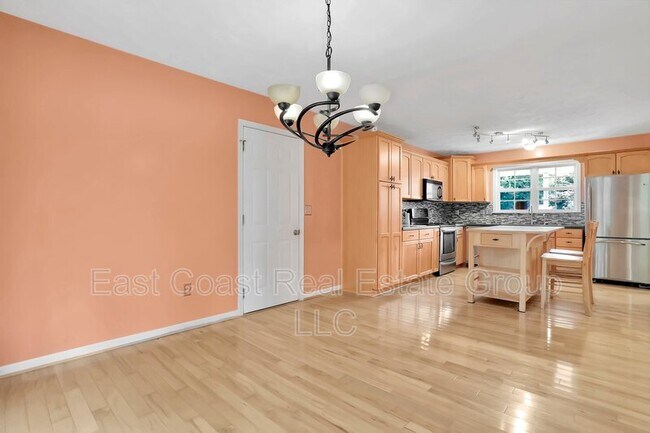 Building Photo - 184 Larkspur Ln