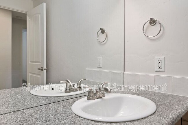 Building Photo - 2110 Brittany Ln