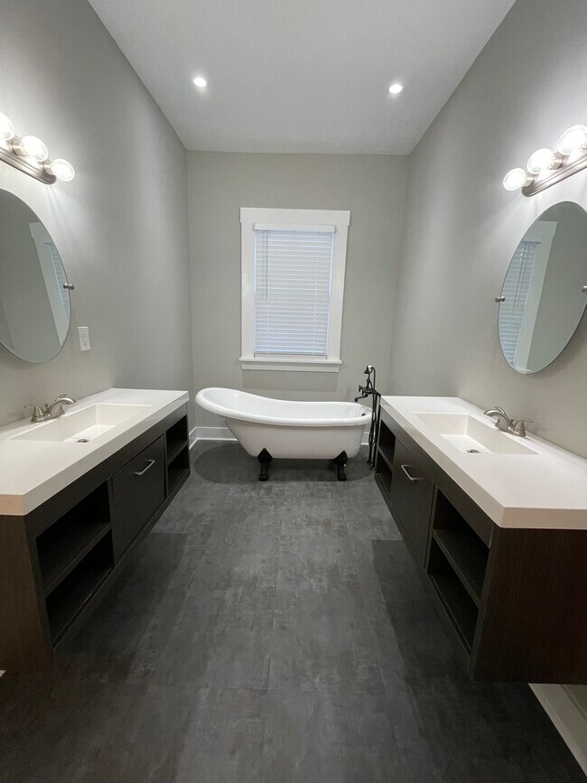 1st Bathroom tub, sinks - 2017 18th Ave