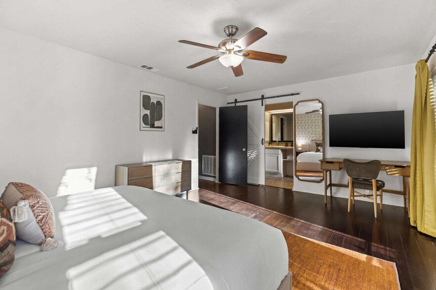 Building Photo - 326 Whisper Wood Ln