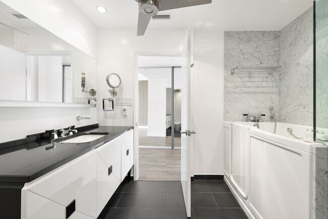 Building Photo - 4267 Marina City Dr