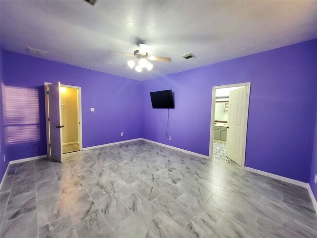Building Photo - 7334 Jacobs Well Dr