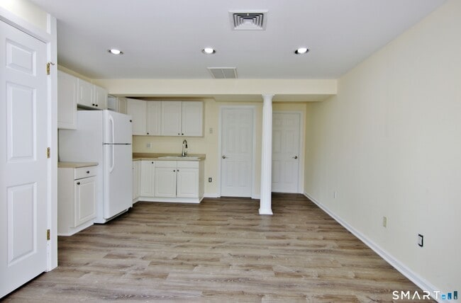 Building Photo - 821 Long Ridge Rd