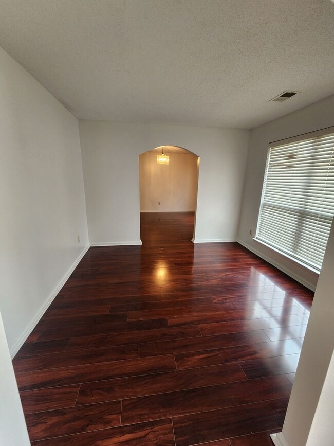 Building Photo - 908 Primrose Ln