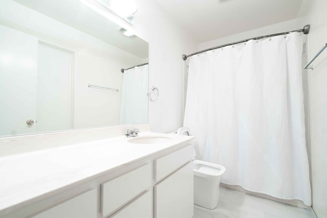 Building Photo - 10506 Sunland Blvd