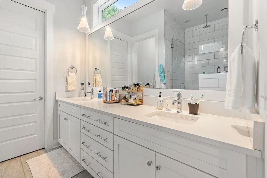 Primary Bath - 1112A McGavock Pike