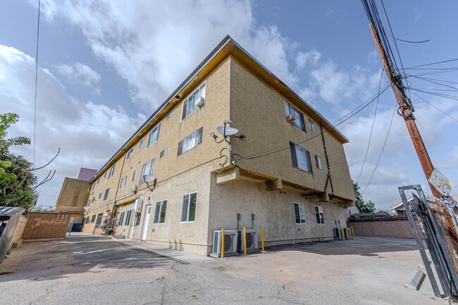 Building Photo - 207-Breed