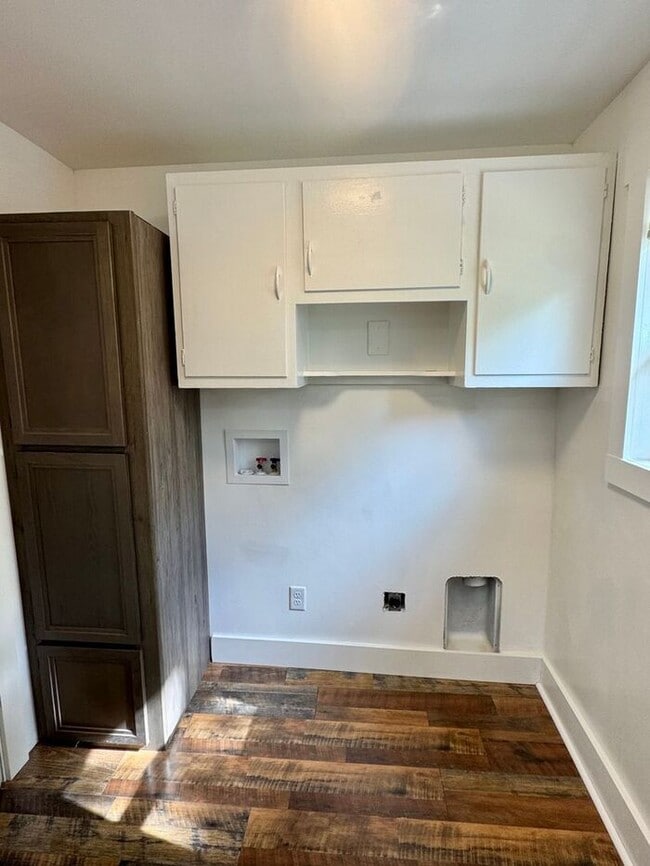 Building Photo - Remodeled 2 bedroom home-Three Oaks