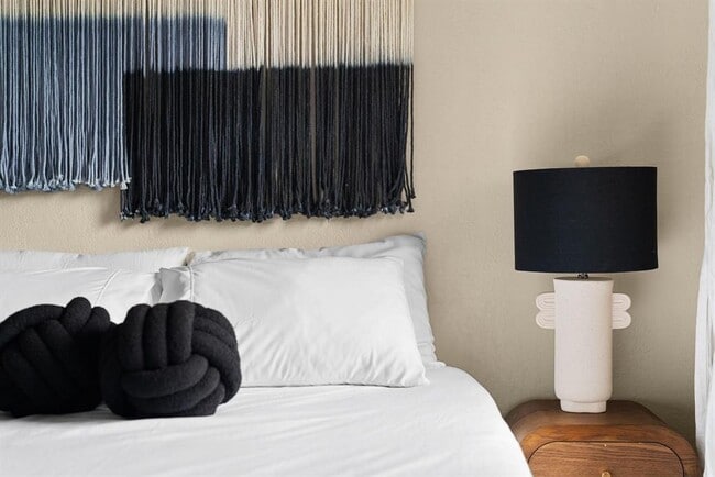 Building Photo - 2320 Montclaire St