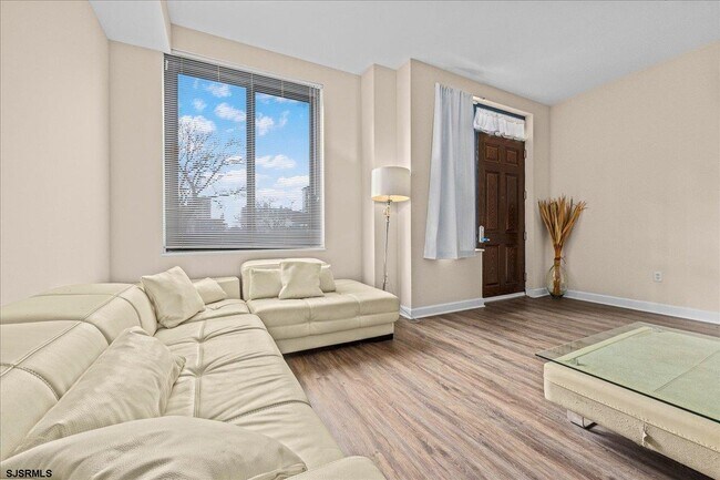 Building Photo - 526 Pacific Ave