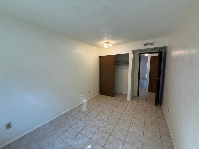 Building Photo - 2 Bedroom 2 Bathroom Sits Right on the Sho...