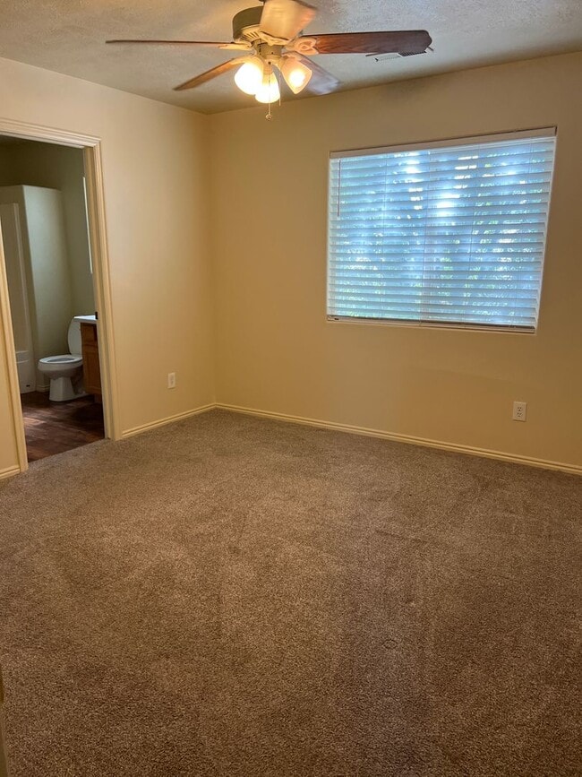 Building Photo - Nice 3 Bedroom, 2.5 bathroom townhome in S...