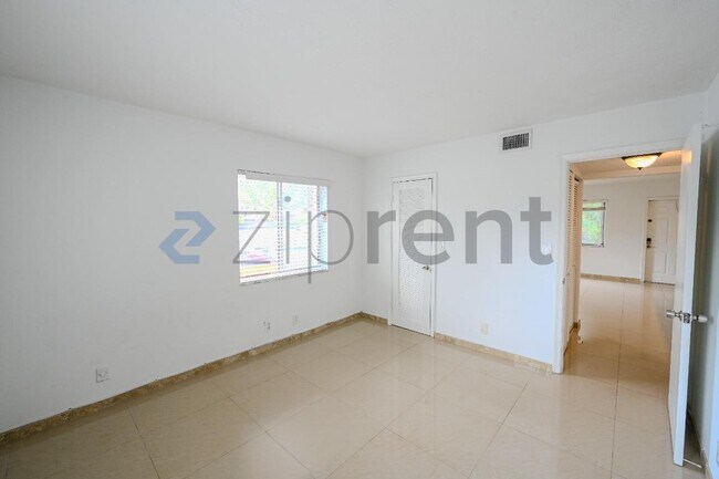 Building Photo - 1250 Miami Rd