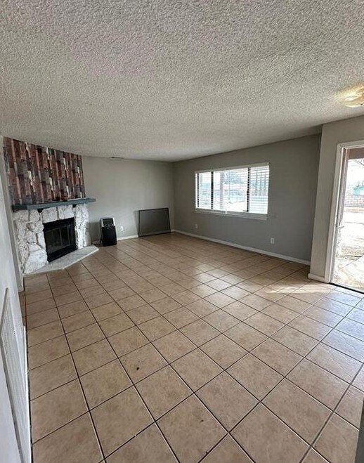 Building Photo - 9470 Peach Ave