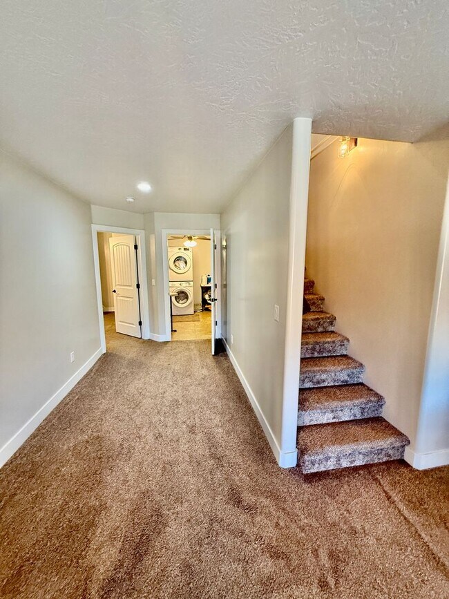 Building Photo - 521 N Creek Ridge Dr