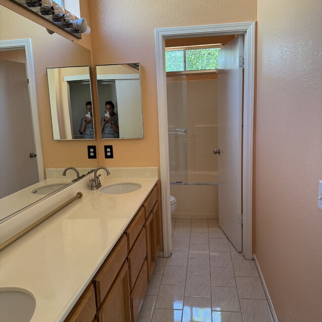 Building Photo - Great location near park and shopping