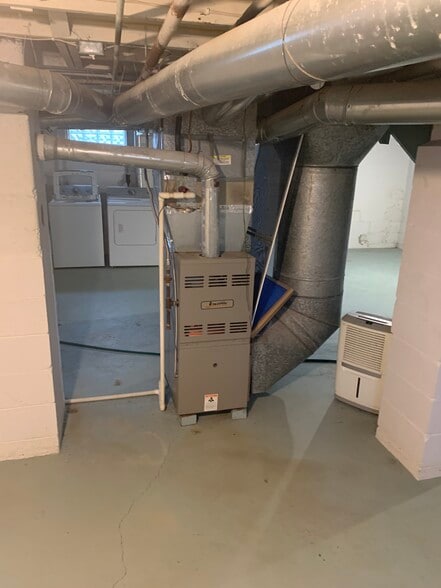 Building Photo - 1556 Thames Dr