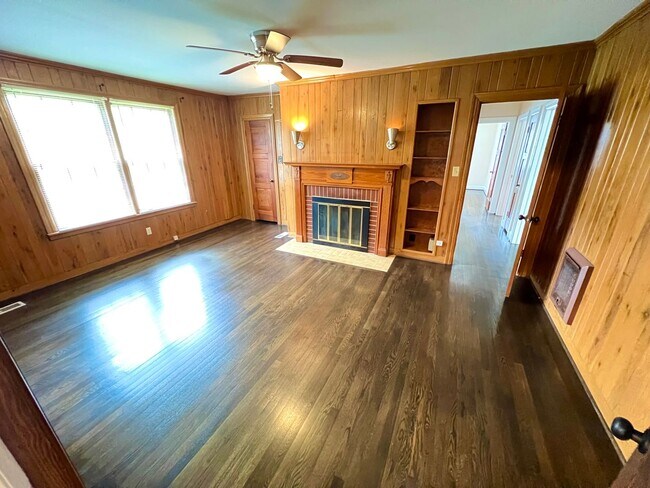 Building Photo - Available Now! $2000/MO Donelson living in...