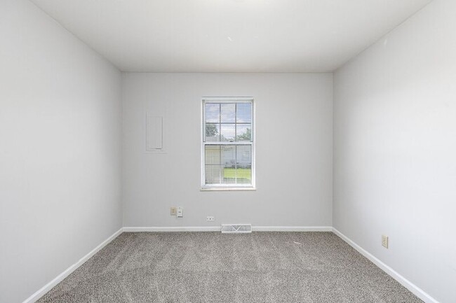 Building Photo - 1824 Meadow Dr