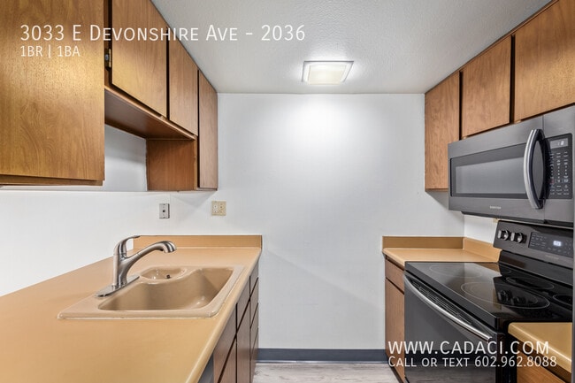 Building Photo - 3033 E Devonshire Ave