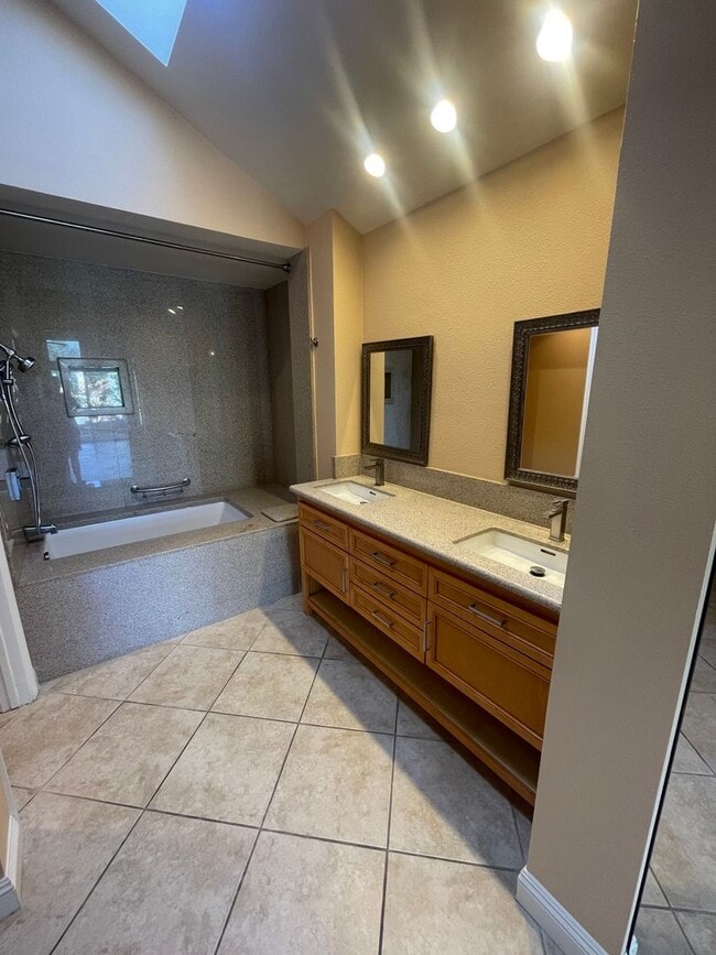 Building Photo - Spacious 2 Bed, 2 Bath House in Prestigious Coto de Caza For Rent!