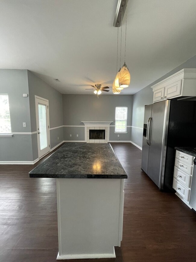 Building Photo - Lovely Single Family House with New Flooring & Paint! 2-Car Garage