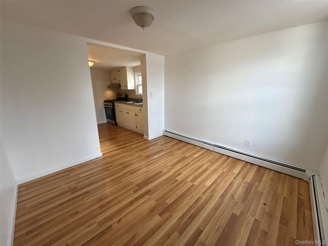 Building Photo - 49 1/2 Elm St