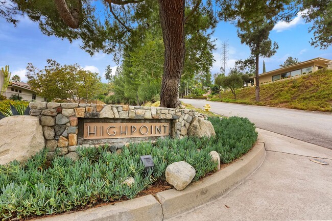 Building Photo - Gorgeous 2 bedroom, 2 bath in the hills ab...