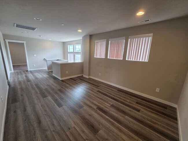 Building Photo - 2524 Jacaranda Ave
