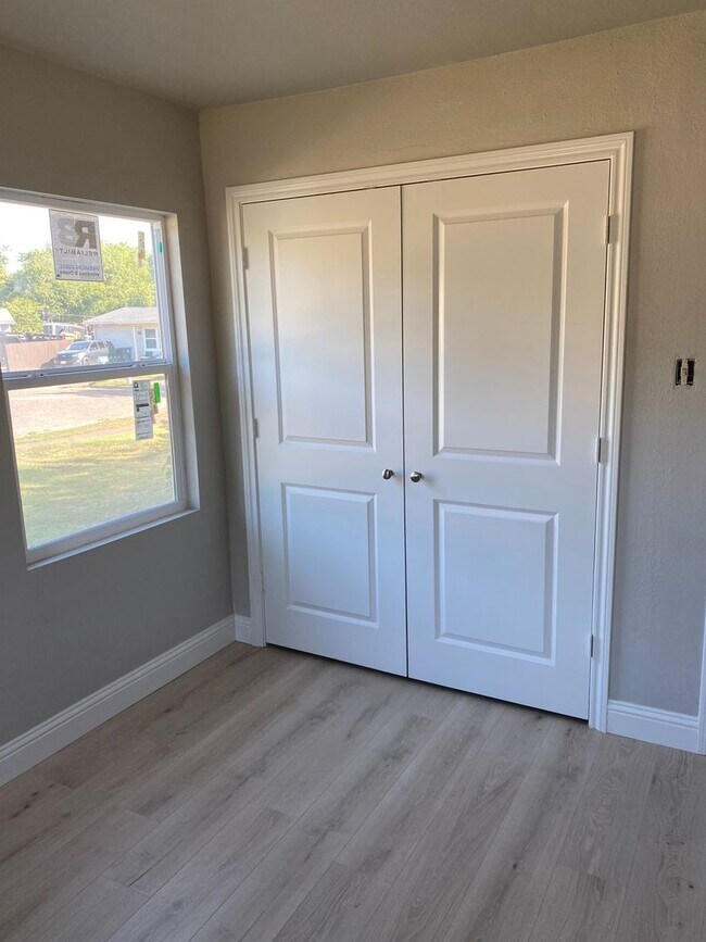 Building Photo - 807 Raleigh Cir