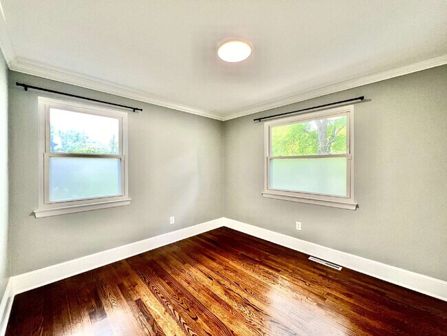 Building Photo - Welcome home to this charming house located near the heart of Charlotte, NC.